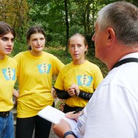 учасники квесту під час виконання завдань