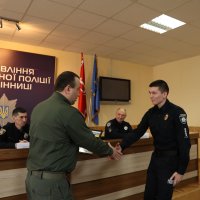 Начальник ОВА Сергій Борзов вручає Подяку поліцейському