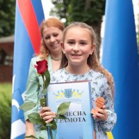 т.в.о. директора Департаменту гуманітарної політики ОВА Тетяна Каменщук та дічинка з віднакою