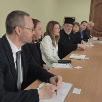  Фото чоловіків та жінок під час заходу 