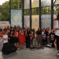 Вокальний виступ під час форуму Youth United Summer Fest 